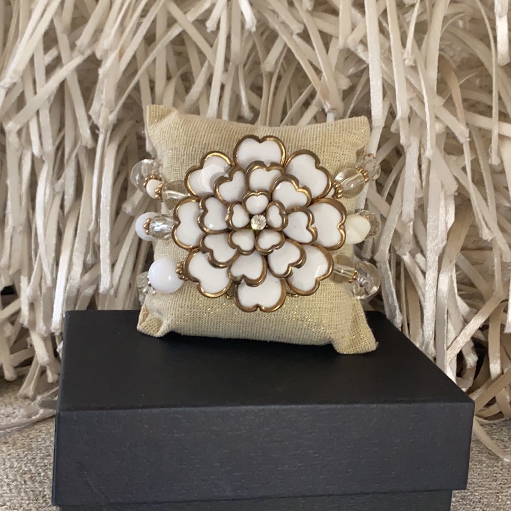 🪞 NEW Darling spring flower cuff bracelet in white gold